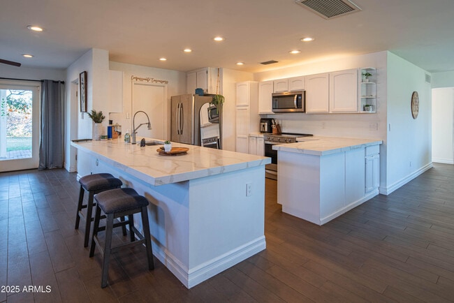 Building Photo - 1909 E Bethany Home Rd