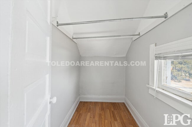 Building Photo - 340 E Lake St