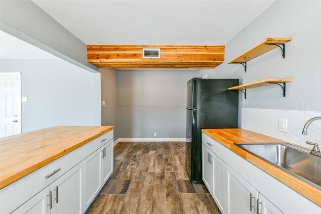 Building Photo - 4615 Schroeder St