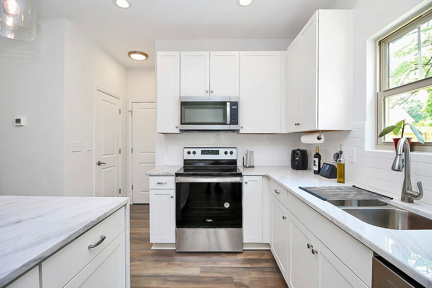 Building Photo - Room in House on Hunters Crossing Ln