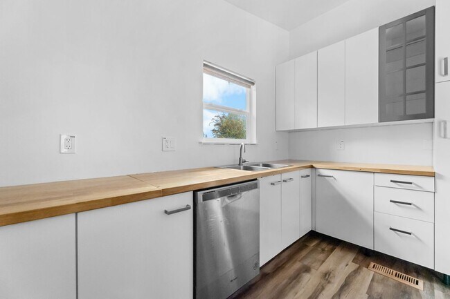 Building Photo - Bellevue Eastgate Mid-Century Modern