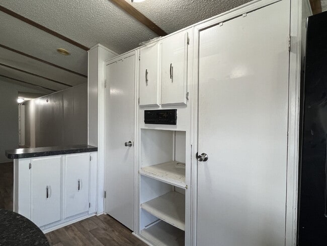 Building Photo - 3-Bed, 2-Bath Mobile Home in Agra