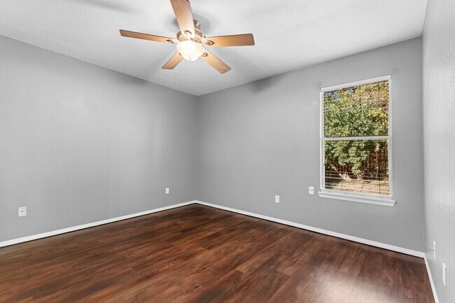 Building Photo - S Erika Ave Duplex