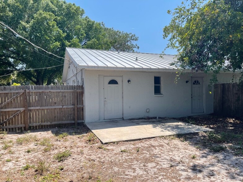 Large fenced back yard. - 4312 76th St W