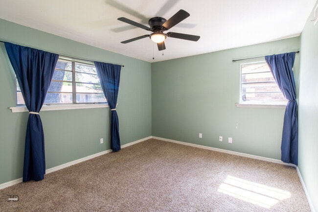 Building Photo - 1535 Primrose Dr