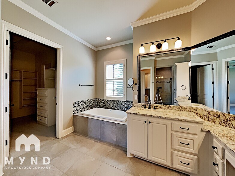 Building Photo - 10 Center Ct