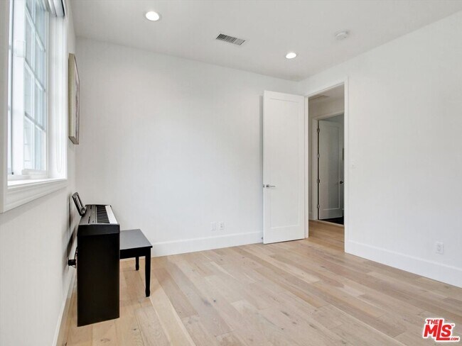 Building Photo - 10593 Kinnard Ave