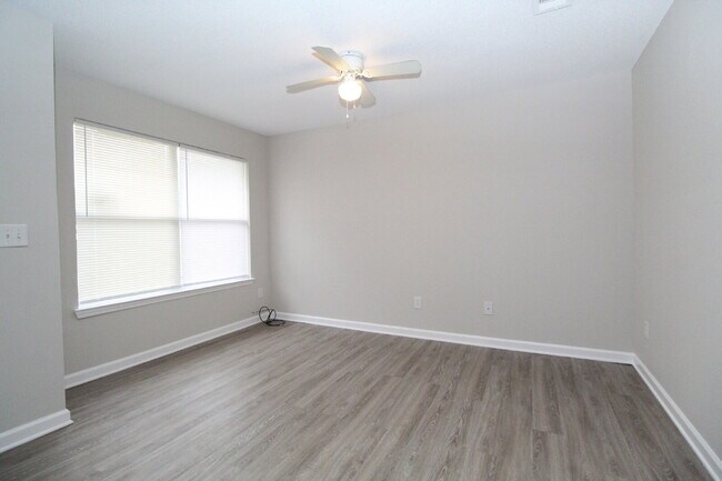 Building Photo - 3BR, 2BA Duplex in NW Pensacola – Convenie...
