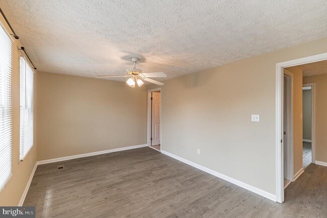 Building Photo - 6302 Betsy Ross Ct