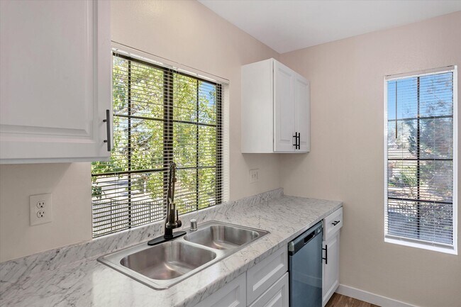 Building Photo - 2554 Olive Dr