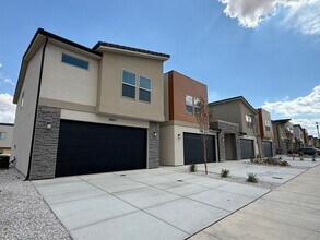 Building Photo - Brand New Townhome
