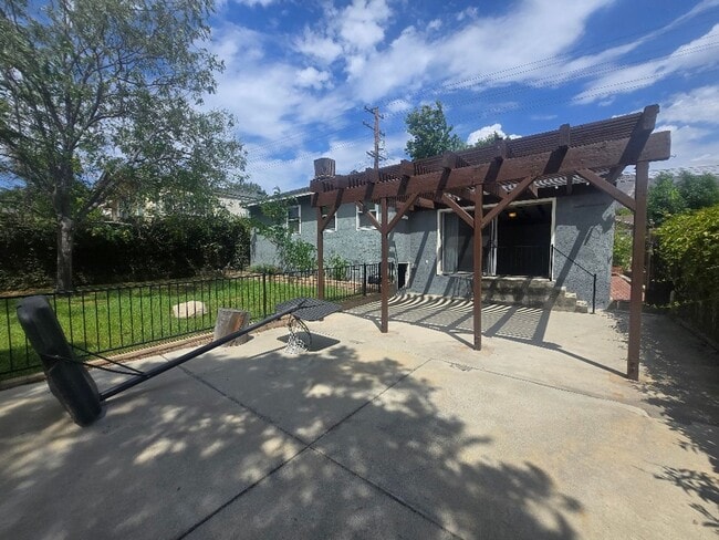 Building Photo - 2 Bedroom in La Crescenta