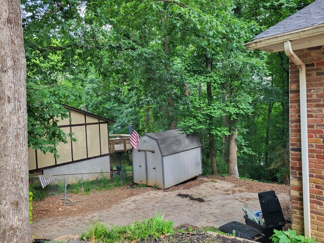 Building Photo - 4510 Mockingbird Dr NE