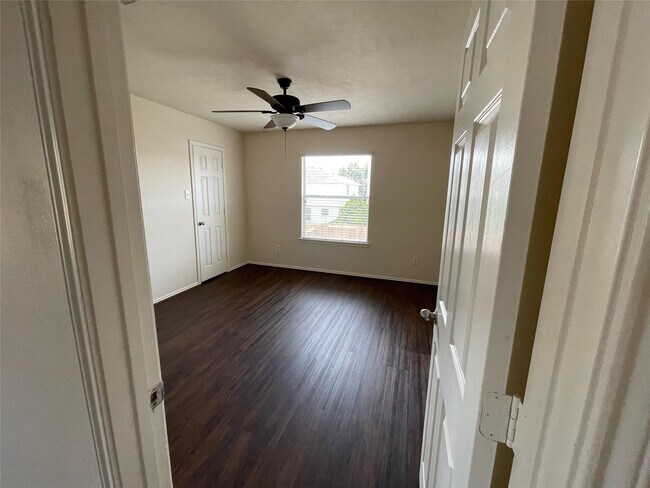 Building Photo - 10439 Falling Rapids Ct
