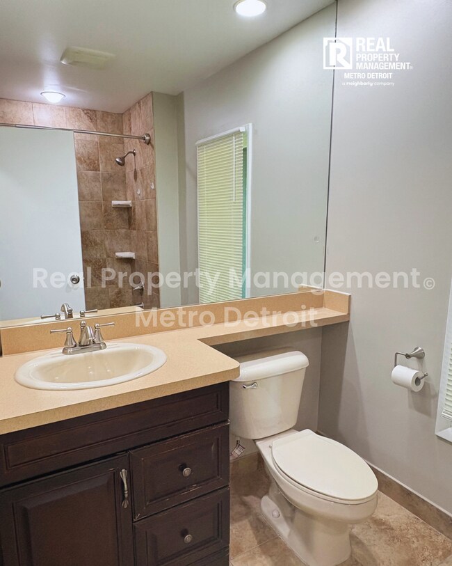 Building Photo - 3-Bedroom Single-Family Home in Beverly Hills, Michigan