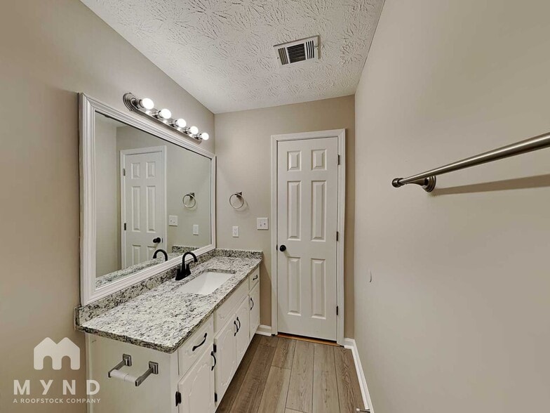 Building Photo - 134 Oak Cir S