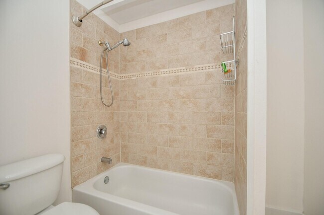 Building Photo - 4625 Pineridge St