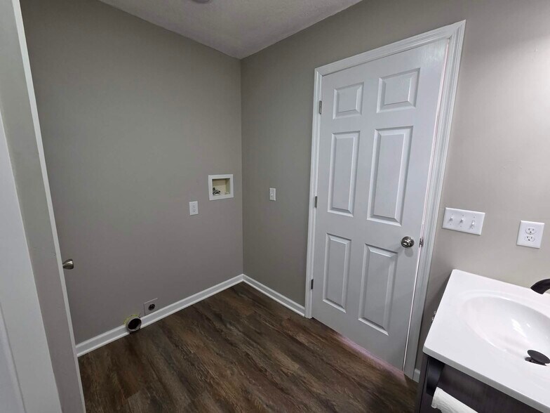 Building Photo - 1674 Ridgeview Ct