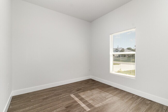 Building Photo - 1213 Waterford St SE