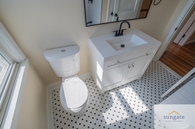 Building Photo - 1444 Meridene Dr