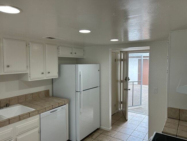 Building Photo - 3 Bedroom Home Near UCSD, UTC Mall, and Be...