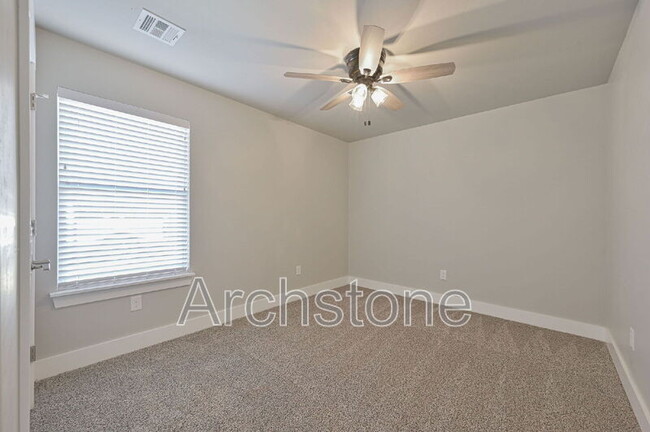 Building Photo - 2140 N Everest Ave
