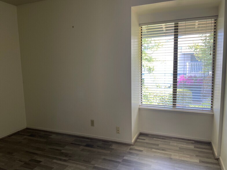 Bedroom - 1925 46th Ave