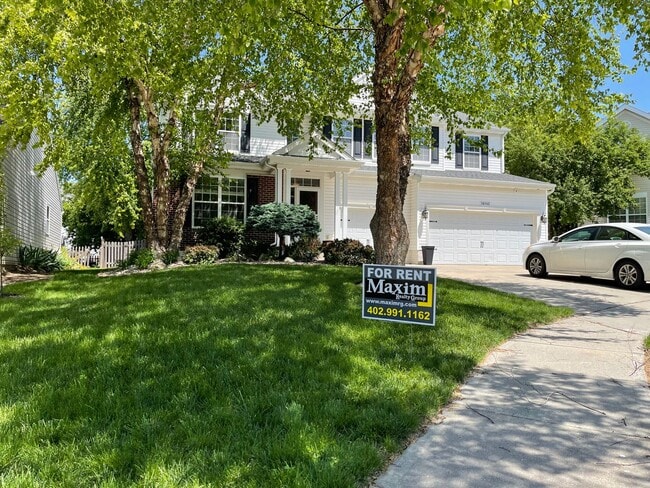 Building Photo - Move-in special. Beautiful 4 bed 2.5 bath 3000+sq ft