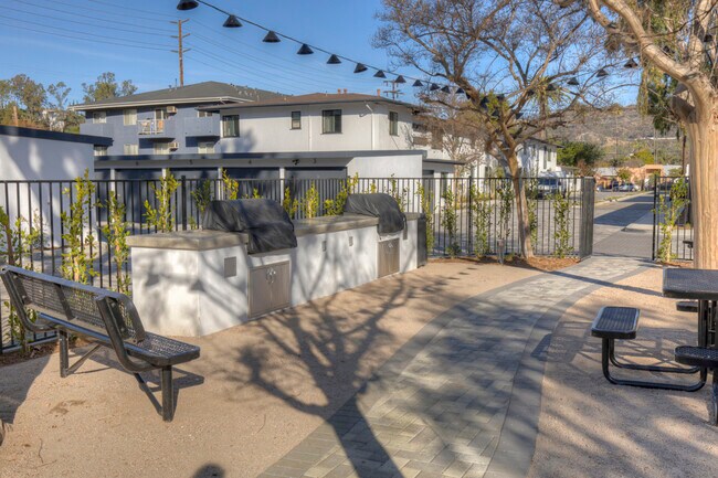 Building Photo - 1574 Yosemite Dr