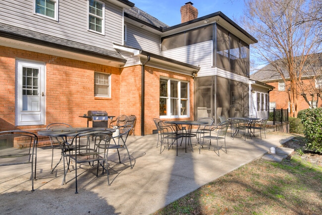 Building Photo - 4117 Knollcrest Cir N