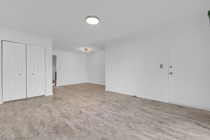 Building Photo - 900 S Plum Grove Rd