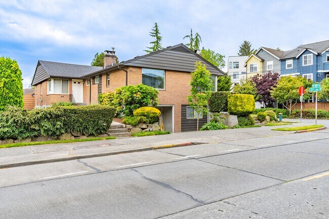 Building Photo - Charming Ballard  Daylight One Bedroom Plu...