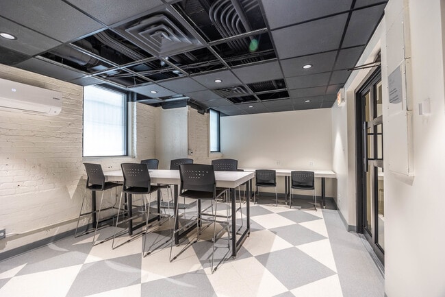 Building Photo - 1140 N La Salle Dr