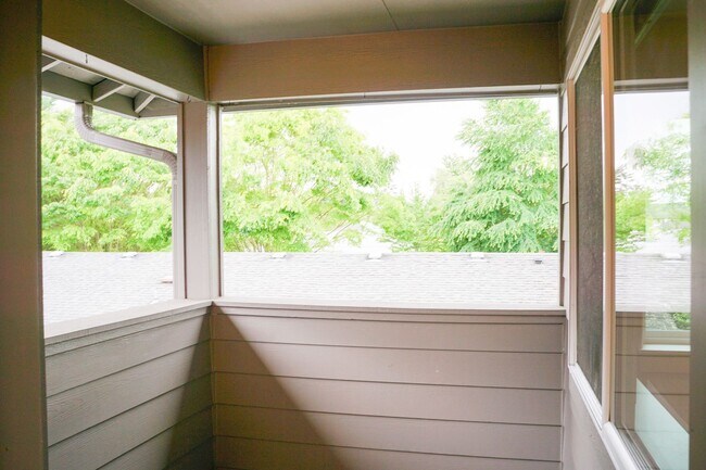 Building Photo - Contemporary Top-Floor Corner 2 Bedroom w/...