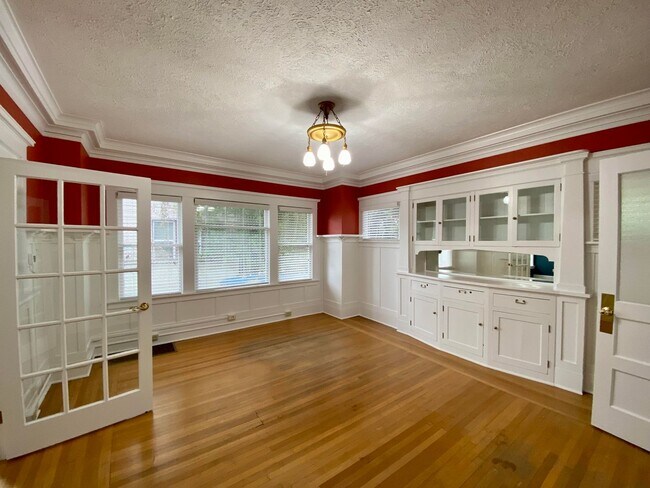 Building Photo - Craftsman Home on Broadway with Live-Work ...