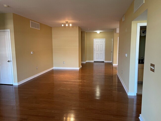 Building Photo - Sleek City Living: Oversized 2BR with Open Floor Plan