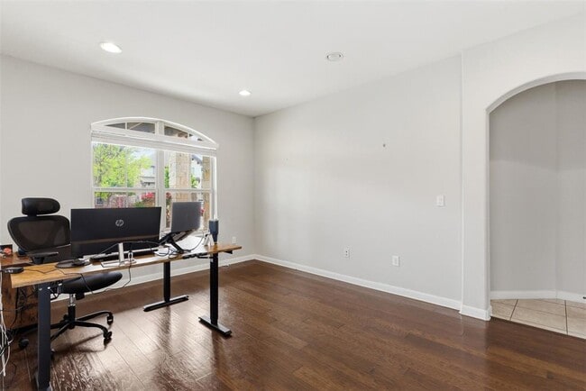 Building Photo - 2409 Muzzie Ln