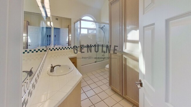 Building Photo - Beautiful 3BD 3.5BA Townhome in Newport Heights