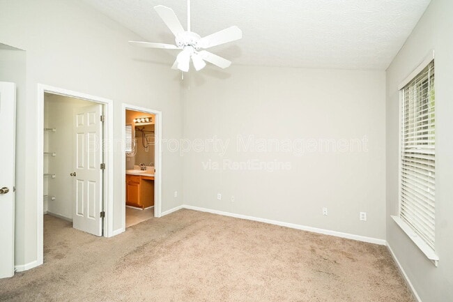 Building Photo - 212 Village Square Dr