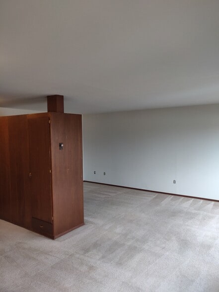 Large Bedding & Living Area - 17 Valley St