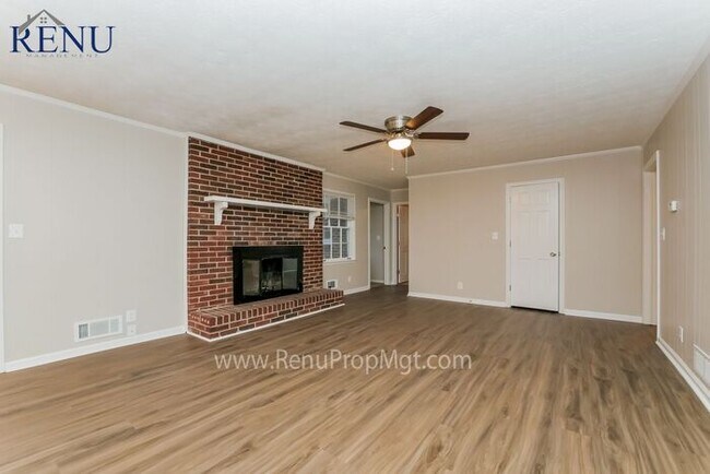Building Photo - Now available 3 bedrooms 2 baths!