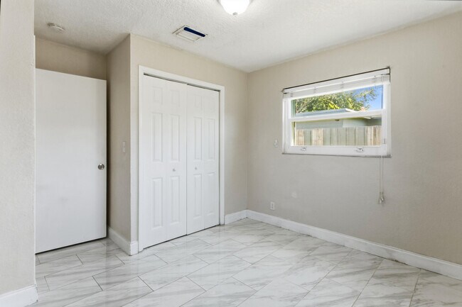 Building Photo - 2748 SW 46th Ct