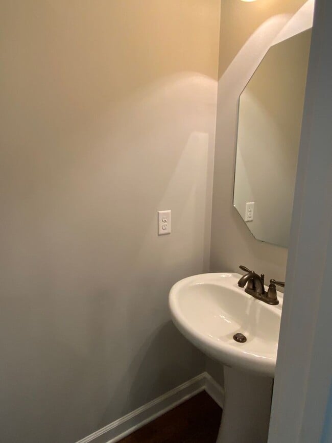 Building Photo - 2bd 2.5ba Townhome in Germantown/Neuhoff District