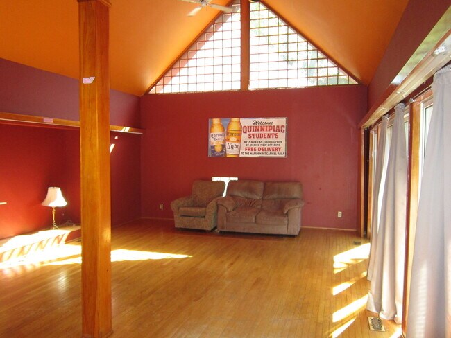 Building Photo - Single Family Home within walking distance to Quinnipiac