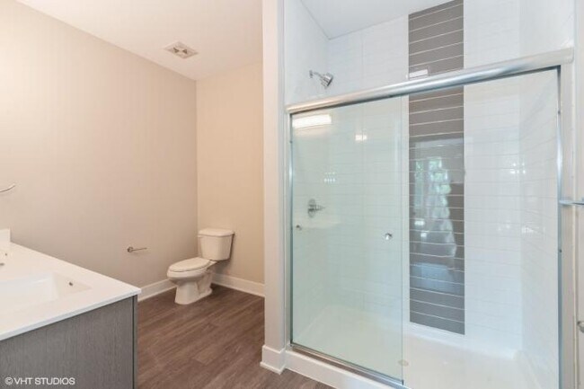 Building Photo - 2 bedroom in OAKBOOK TERRACE IL 60181