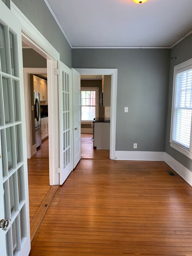 Building Photo - Beautiful Historic 3 Bedroom 2 Bath House on Colonial Drive