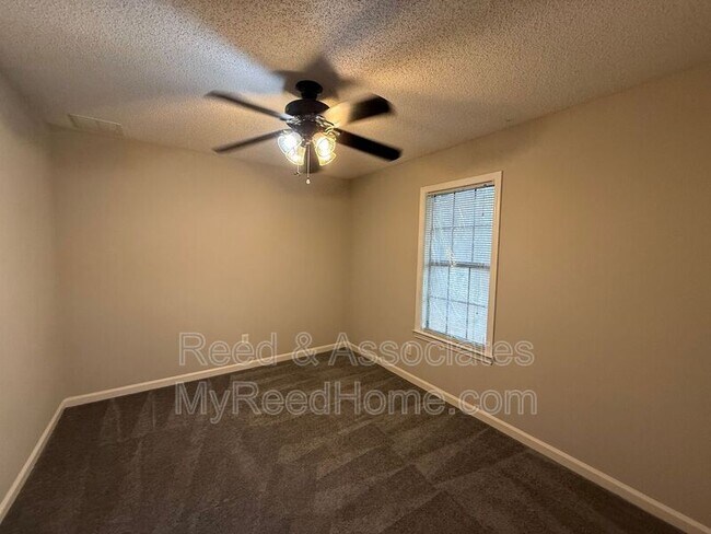 Building Photo - 3040 Delvan Cove