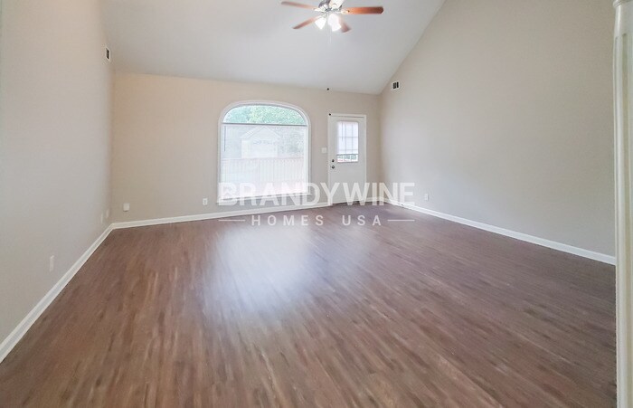Building Photo - 657 McKenzie Cir