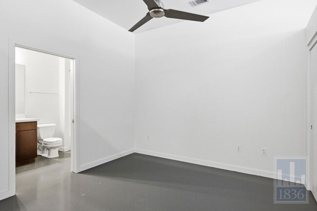 Building Photo - 507 Sabine St