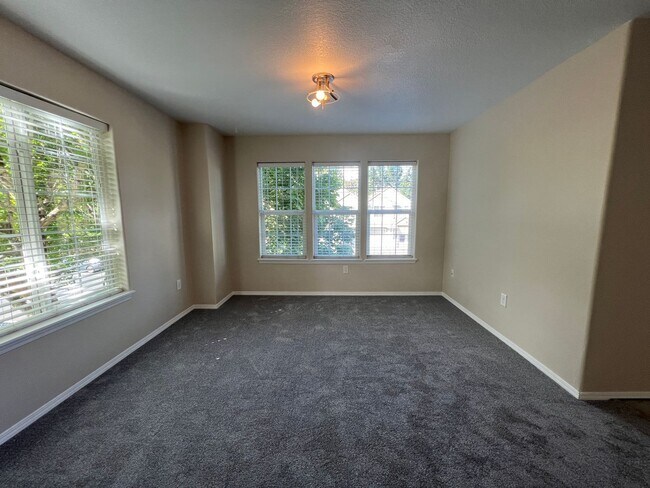 Building Photo - 10934 NE Weidler St